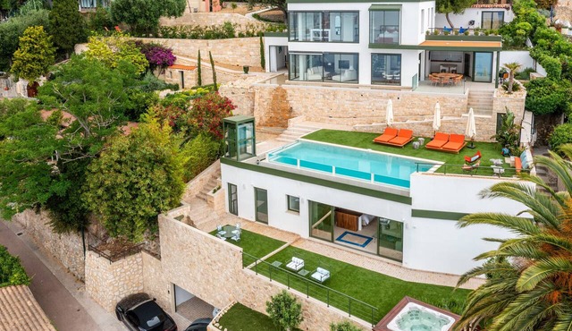 Luxury villa with panoramic sea views, a swimming pool, and easy access to Monaco.