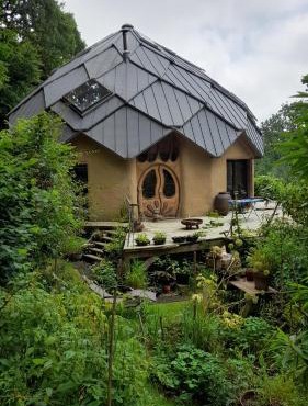 Maison d'artiste au pied des arbres