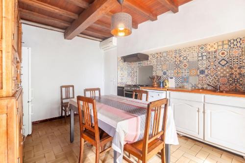Maison de charme à Puycelsi avec jardin et barbecue