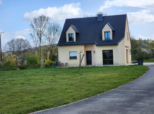Maison face aux chevaliers de la table ronde proche de la forêt de brocéliande et du lac au duc