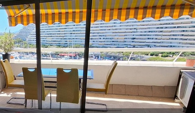 Marina Beach 6 people,Private Parking Amazing Sea view WIFI 7th floor, AC