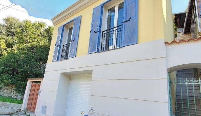 Menton: Tiny house with sunny terrace
