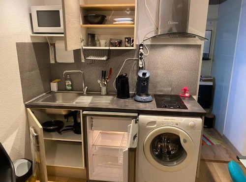 Nancy, à 3mn de la Place Stanislas, Studio climatisé au calme avec parking privé, cuisine et lave linge intégrés