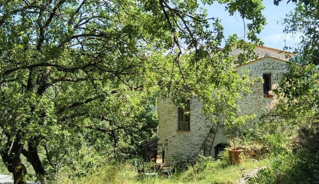 Nature refuge in the Estéron valley, small authentic sheepfold, bohemian spirit