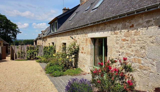 Neulliac Family Cottage with Pool