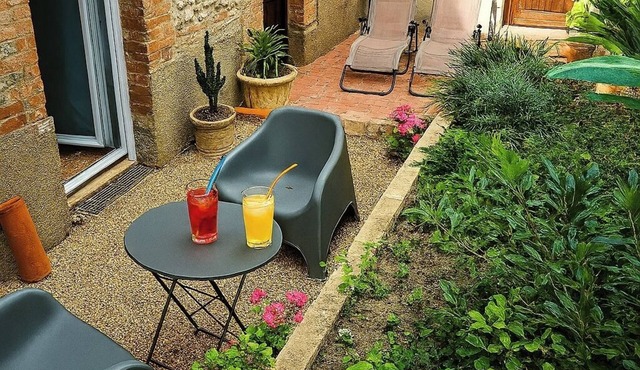 New T2 30 m2 air-conditioned, private garden terrace, 10 mn from train station and town center.