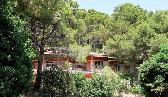 Nice apartment in villa for 6 guests with WIFI, TV, terrace, pets allowed and parking