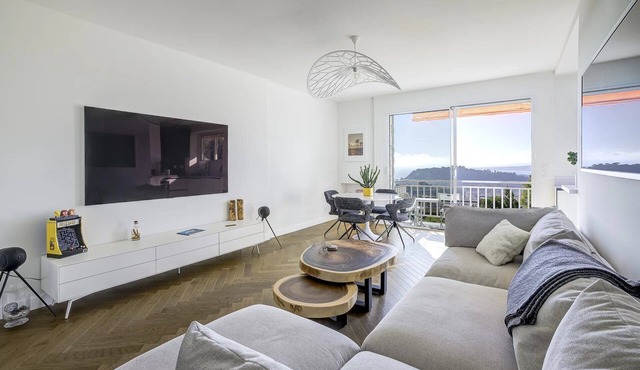 Perfect 2-Bedroom Apartment with AC, Sea View & Terrace in Charming Nice, Garage