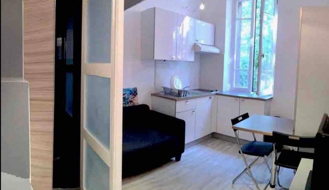 Petit studio bien placé jardin et parking gratuit