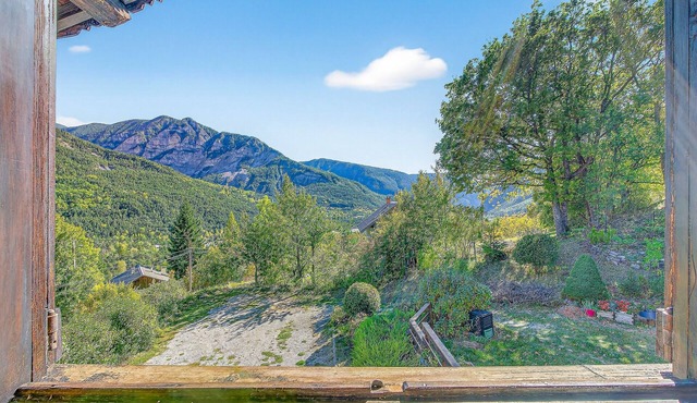 'Poème et Aquarelle' Guest Room with Mountain View, Shared Terrace and Wi-Fi