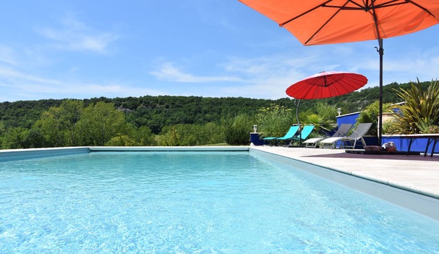 Pretty cottage in the countryside and quiet, with access to gardens and swimming pool.