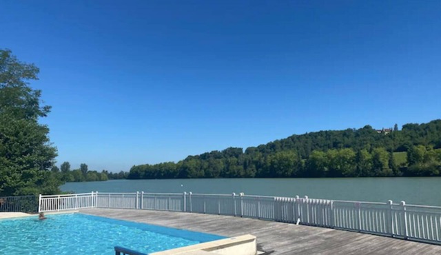 Pretty cottage on the shores of Lake Marciac