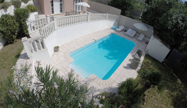 Property with luxuriously equipped swimming pool, 5 km from the beach.