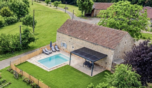 Quality gîte with a terrace and private pool