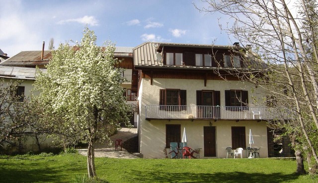 Quiet apartment with garden, close to the village