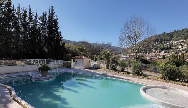 Quiet Detached Chalet for five