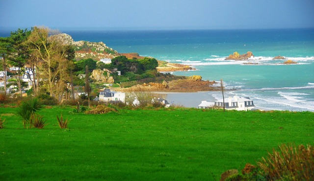 Quiet house facing the sea