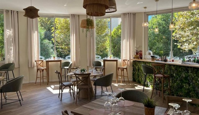 Relaxing Solo Retreat Near Seaside Restaurants and Beachfront Paths