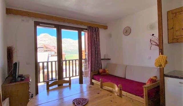 Renovated 4 ppl apartment with balcony, pets allowed