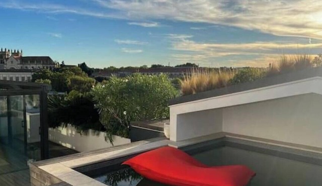 Rooftop terrace with a pool right in the heart of downtown