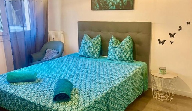 Room in a private home only for women near Port