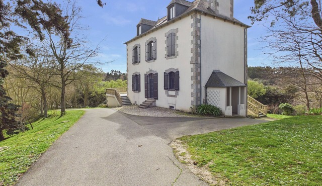 Sea view and large garden, 200m from the beach