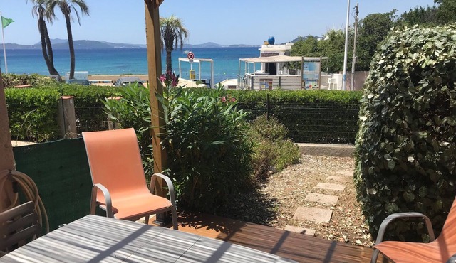 Sea-view apartment facing Toulon harbor. Sandy beach 10 m'away.