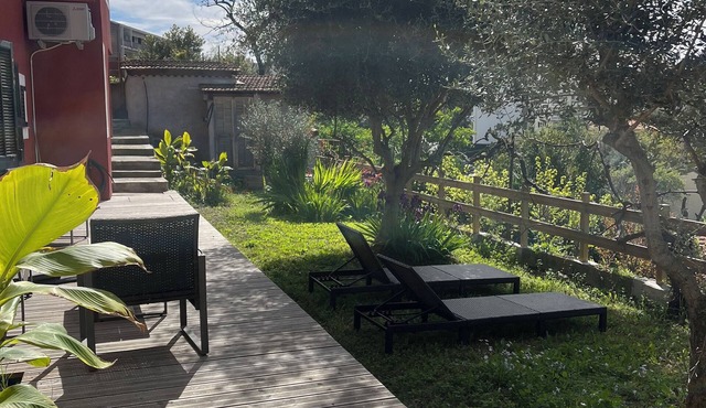 Self-contained apartment in townhouse with terrace & private garden