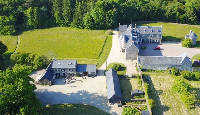 Semi-detached cottages for 6 to 14 people. in a private domain, manor house, forest, MORLAIX