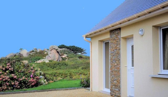 Single-Story 3-Star House with WIFI, Garden, and Parking near Ploumanac'h Beach Path
