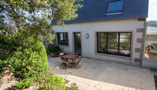 Small romantic house for 4 people. Feet in the water at Port-Blanc.