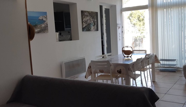 Small villa sleeps 6, near the calanques. Ideal for hiking and climbing