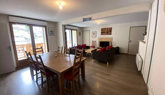 South-facing apartment that sleeps 8, with Wi-Fi