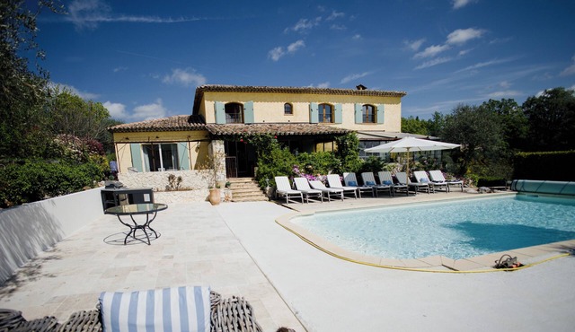 Spacious 6-bedroom villa with AC, Pool and Independent Cottage