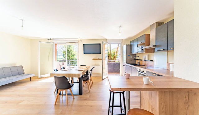 Spacious 5-Bedroom Apartment in North Toulouse—Parking, Fiber Optic Internet, and a Quiet Location