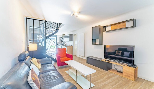 Spacious 6-bedroom home in Le Pouset—sleeps 10, fully equipped
