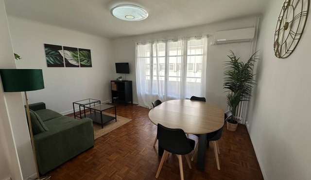 “Spacious 6-Person Apartment” with Balcony, Wi-Fi, and Air Conditioning