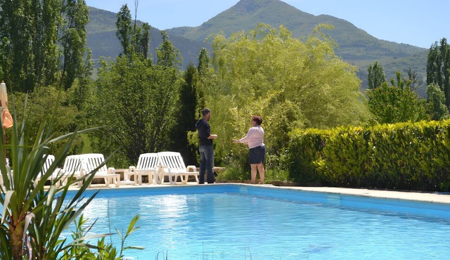 Spacious Gîte with 16-Person Spa and Jacuzzi near Medieval Village
