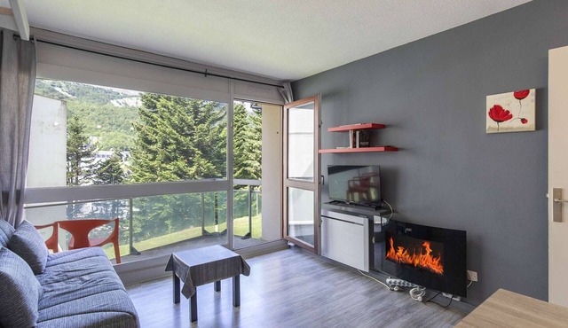 Studio 3 people near slopes, balcony and fireplace