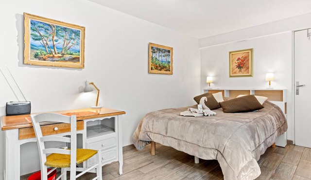 Studio Apartment 'Le Clos Madame - Le Jardin' with Shared Pool, Wi-Fi and Air Conditioning