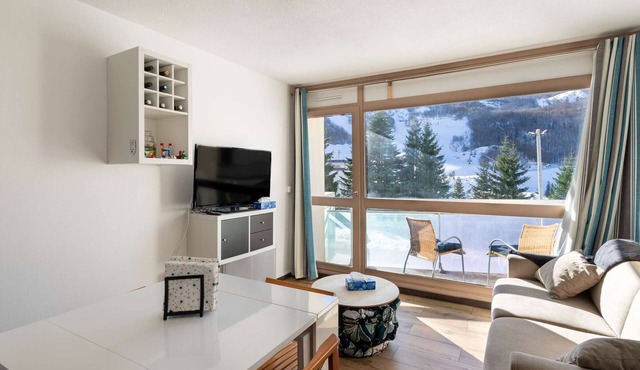 Studio cabin for 6 near slopes with balcony and ski locker