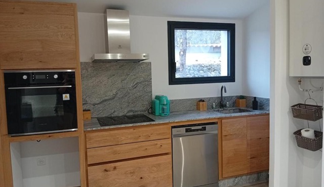 Studio indépendant niché au milieu des bois