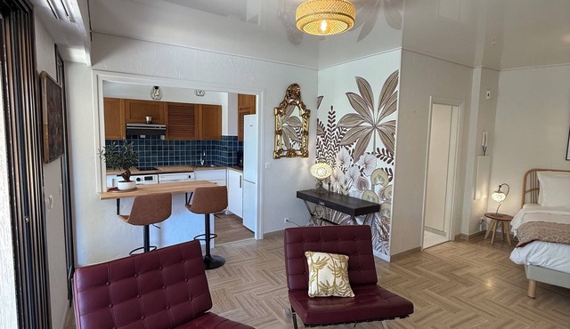 Studio with direct access to the sea and swimming pool in a green setting