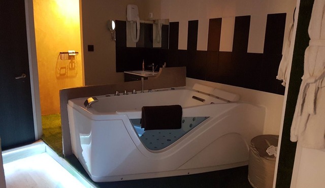 Studio with private jacuzzi, terrace and balcony and billiards