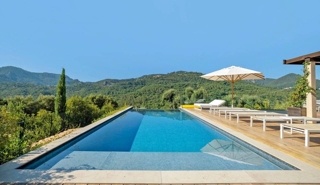 Stunning Modern Corian Villa with All Comforts in the Heart of the Estérel Mountains