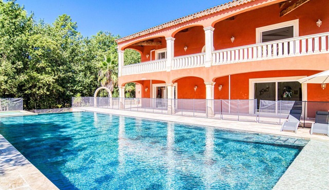 Stunning private villa for 10 people with hot tub, WIFI, A/C, private pool, TV and terrace