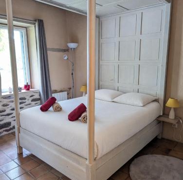 Suite indépendante avec salle de bain à la campagne