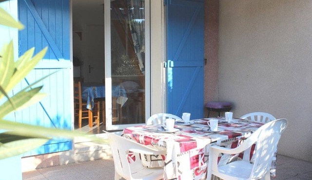 Sunny 3-Room House with Pool, Terrace & Parking - Sleeps 6, Near Beach & Shops