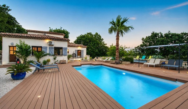 Swimming pool & sunsets in Provence
