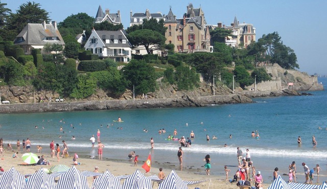 T2 in the center of Dinard with courtyard and private parking